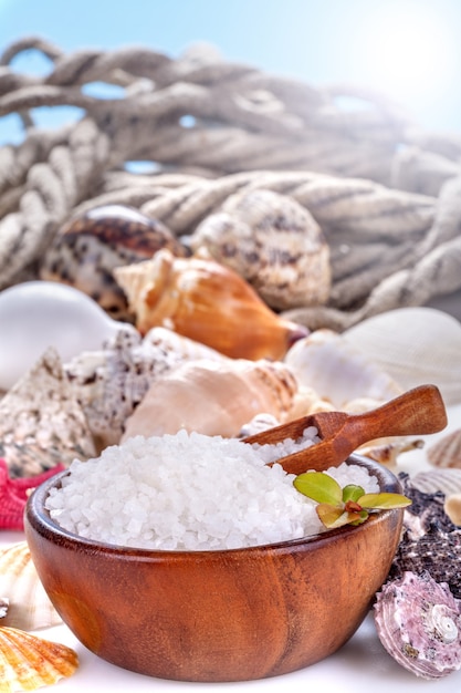 Sal de baño de mar en un bol y conchas marinas