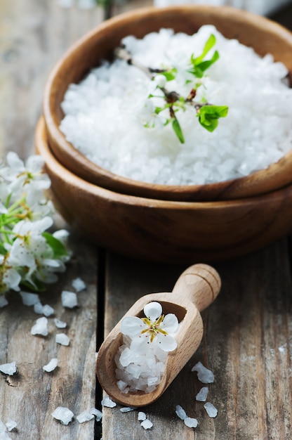 Sal branco e flores para tratamento de spa