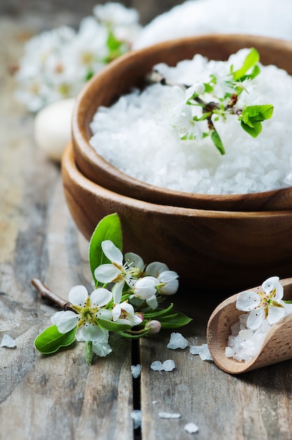 Sal branco e flores para tratamento de spa