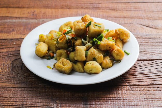 Foto sal chilli tofu com cebolinha lanche saudável para veganos