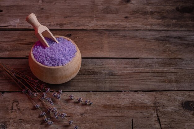 Sal de cocina de lavanda en un cuenco de madera con cuchara en el fondo devan artesanía de estilo rústico