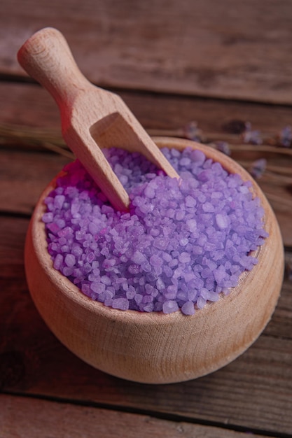 Sal de cocina de lavanda en un cuenco de madera con cuchara en el fondo devan artesanía de estilo rústico