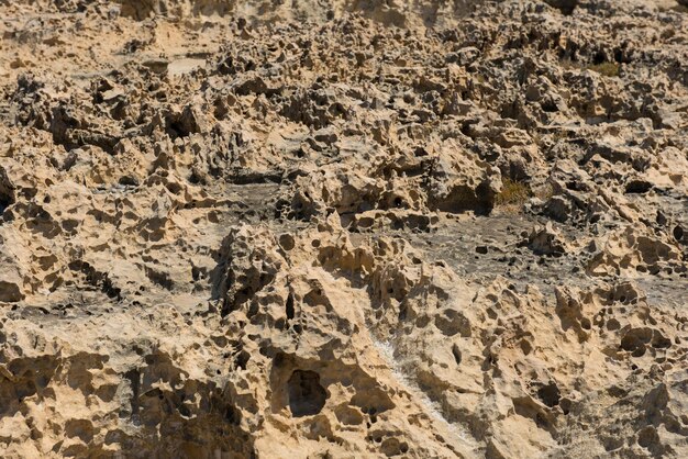 Sal cristalizada en un agujero de roca después de que el agua de mar se evaporara