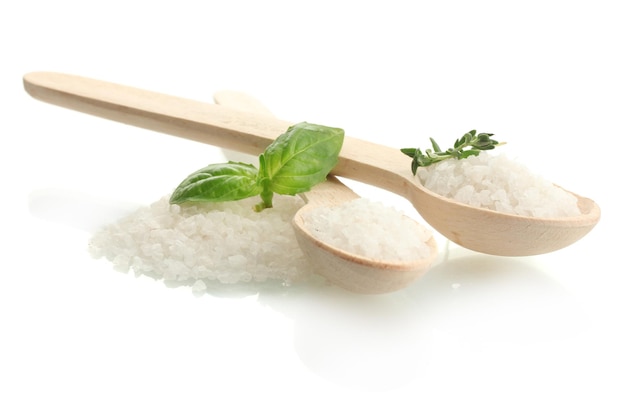 Sal en cucharas con albahaca fresca y tomillo aislado en blanco