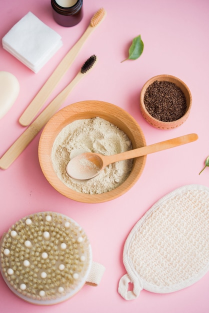 Sal de banho cosmético, gomaj de uva para o rosto, esfoliação de café para o corpo em uma superfície rosa