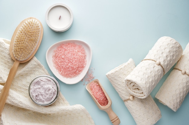 Sal de banho rosa, sabonete artesanal de bambu, algodão, toalhas de musselina e outros suprimentos para o corpo