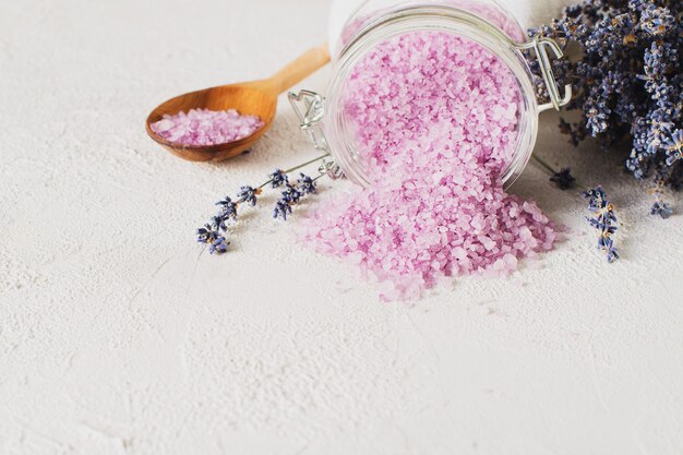 Sal de lavanda com produtos naturais de spa e decoração para banho em fundo cinza