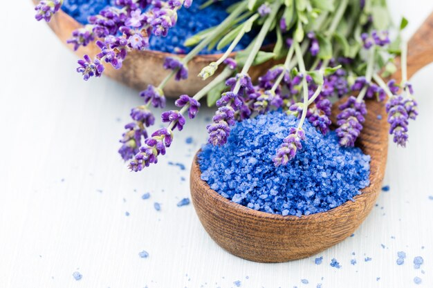 Sal esencial de lavanda con flores