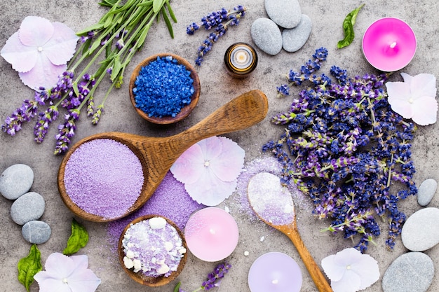 Sal esencial de lavanda con flores