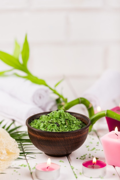 Sal de espirulina herbal verde en tazón de cerámica