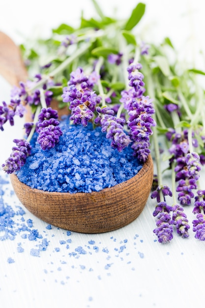 Sal essencial de lavanda com flores