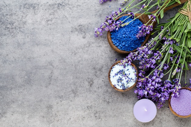 Sal essencial de lavanda com vista superior das flores.