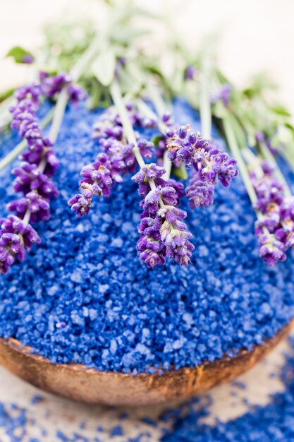 Sal essencial de lavanda com vista superior das flores.