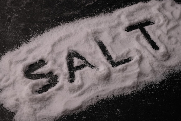 sal fino. O sal de mesa é um tipo de mineral que pode torná-lo salgado. cloreto de sódio (NaCl).