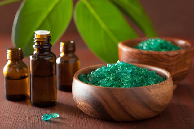 Foto sal de hierbas verdes y aceites esenciales para un baño de spa saludable