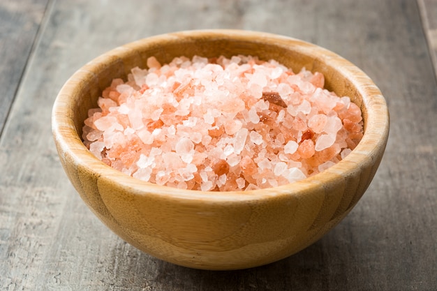 Sal del Himalaya en un recipiente en la mesa de madera