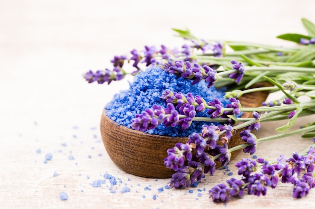 Sal de lavanda esencial con flores vista superior