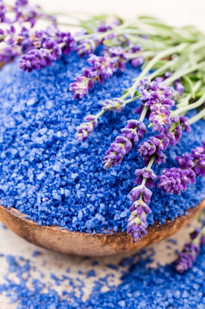 Foto sal de lavanda esencial con vista superior de flores.