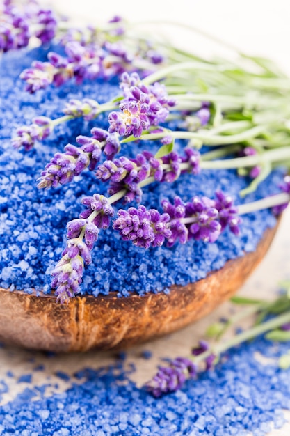 Sal de lavanda esencial con vista superior de flores.