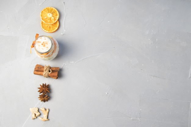 Sal de mar para baño con canela, naranja y especias.