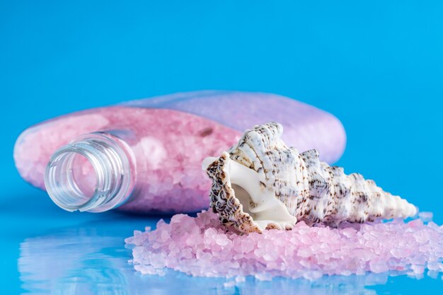Sal marina rosada del balneario. Gran cantidad de piezas de cristales de sal rosa del Himalaya, relajarse y descansar, procedimiento de baño.