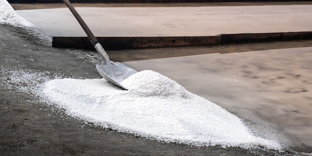 Sal marinho em piscinas de evaporação em tons pastel