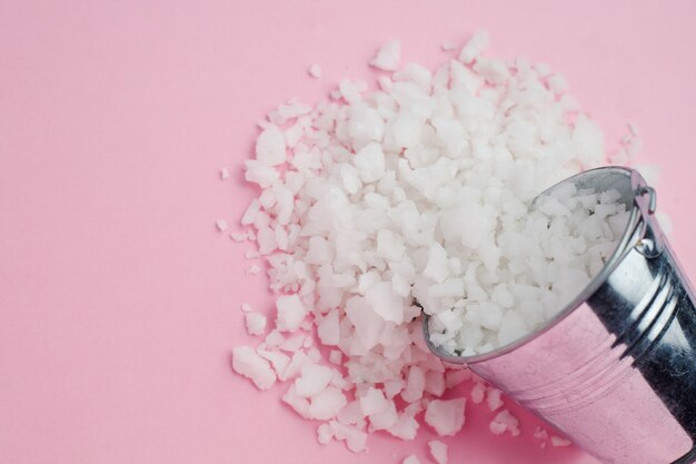 Foto sal marinho em um balde de lata para temperar ou conservar alimentos