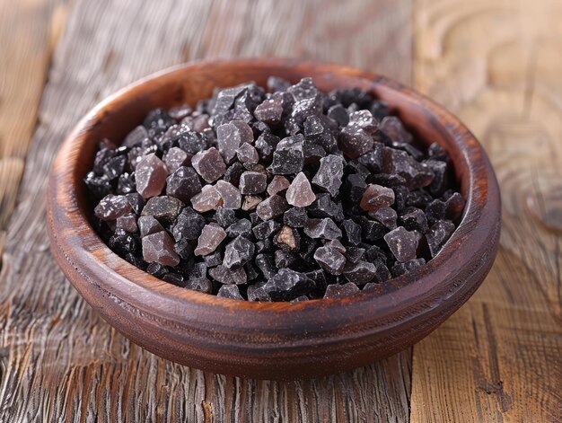 La sal negra es un tipo de sal de roca en un cuenco de la cocina del sur de Asia