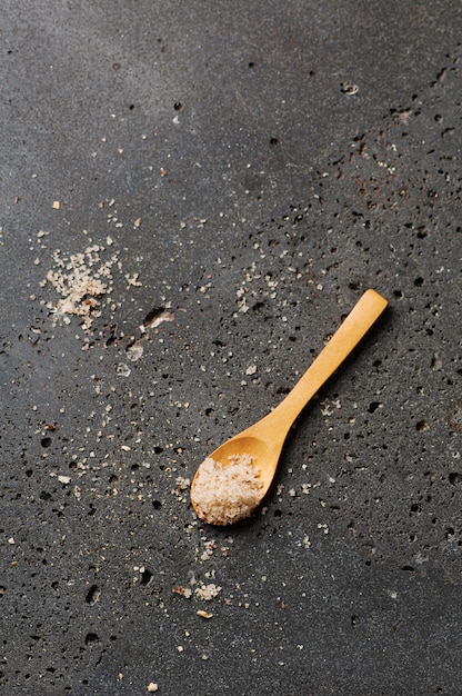 Sal para cozinhar na mesa preta