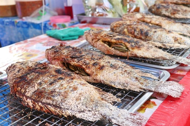 Sal de pescado a la plancha en la comida de la calle.