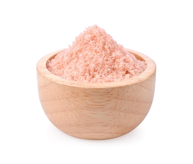 Foto sal rosa fino do himalaia em tigela de madeira isolada em fundo branco