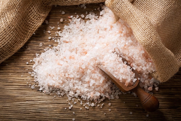 Sal rosa del Himalaya en una mesa de madera