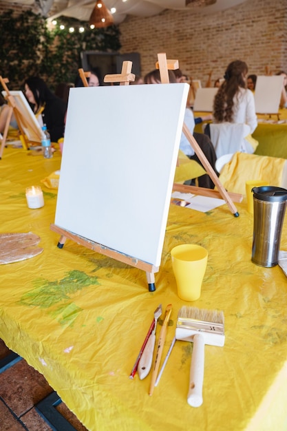 Sala de arte con aula de lienzo vacía