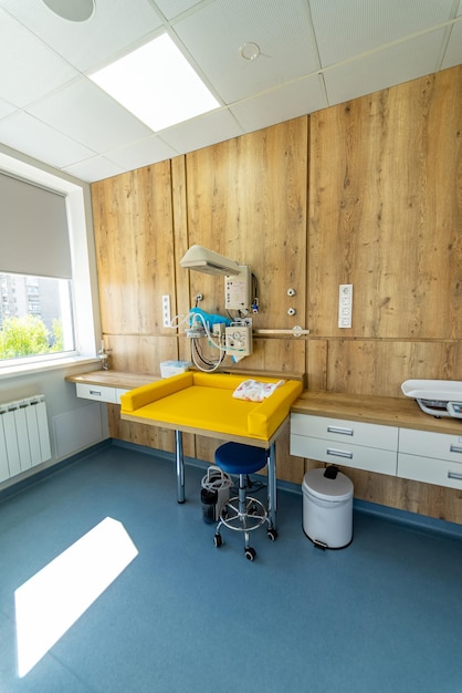 Sala de atención médica moderna del paciente del hospital de maternidad Sala de atención médica de maternidad clínica Colores claros