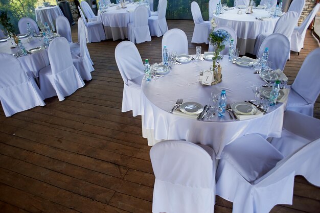 Sala de banquetes con otras instalaciones para funciones preparadas para cenas elegantes con enfoque selectivo