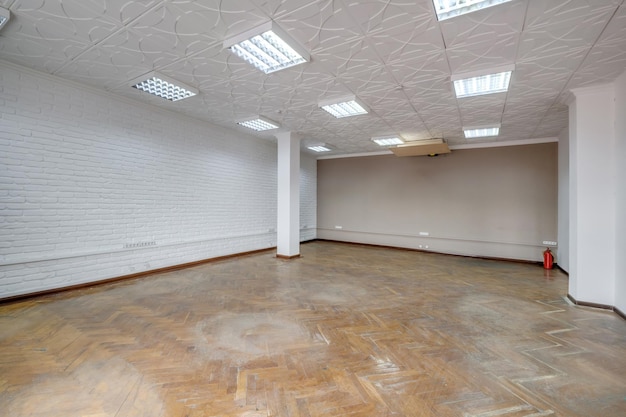 Sala branca vazia com reparo e sem sala de móveis para escritório ou clínica