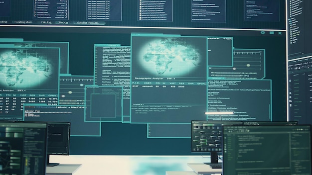 Sala de ciberseguridad gubernamental de alta tecnología sin personal en el trabajo