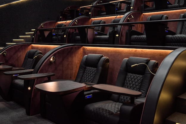Una sala de cine con una silla negra y una mesa iluminada