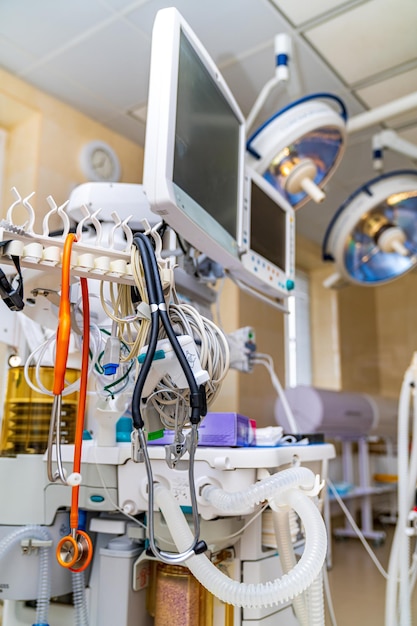 Sala de cirugía de atención médica con equipo especial Sala de emergencias de un hospital moderno