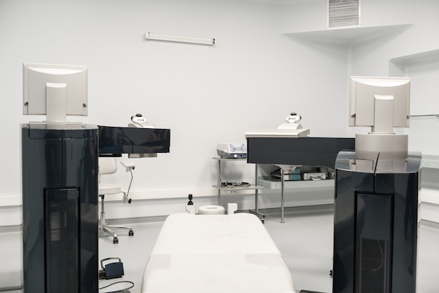 Sala cirúrgica. equipamento médico moderno em hospital de olhos. conceito de medicina