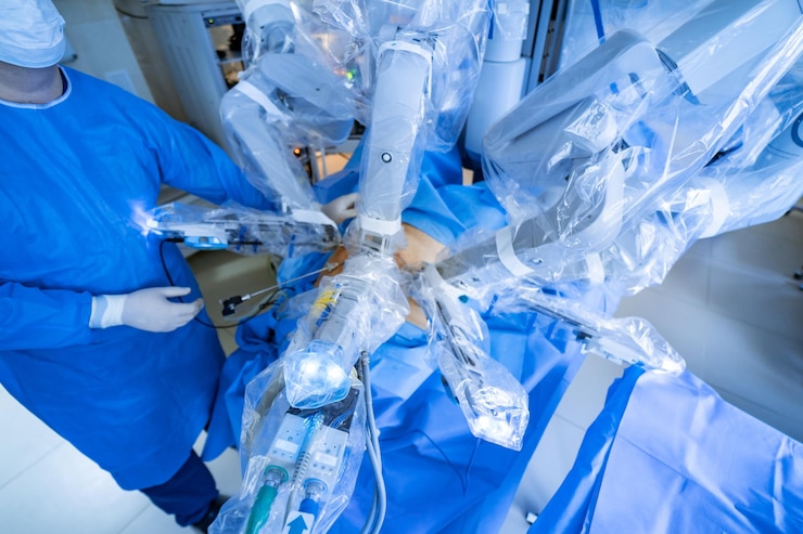 Foto sala cirúrgica no hospital com equipamento de tecnologia robótica cirurgião de braço de máquina em sala de operação futurista inovação cirúrgica minimamente invasiva cirurgia de robô médico cirurgia do futuro