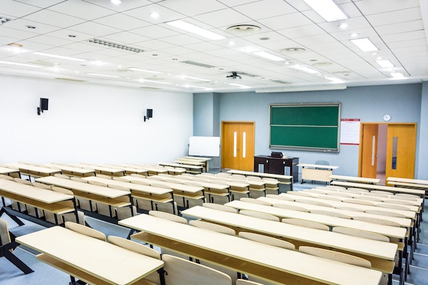 sala de clase blanca