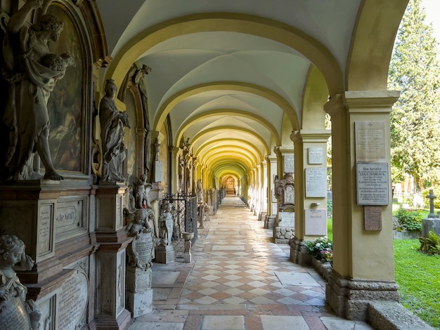 La sala de columnas de un cementerio histórico en Salzburgo