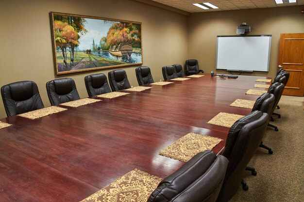 Sala de conferencias ejecutiva con iluminación cálida lista para la colaboración profesional