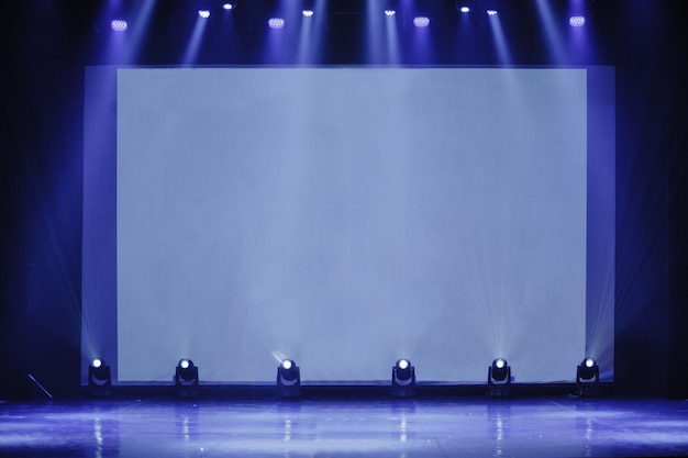 Sala de conferencias en el evento empresarial escenario vacío escenario vacío con una pantalla para el procto