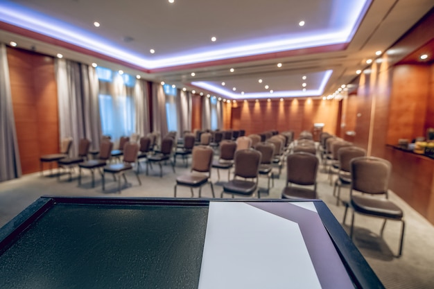 Foto una sala de conferencias. sala de conferencias con bonitos muebles y techo flotante