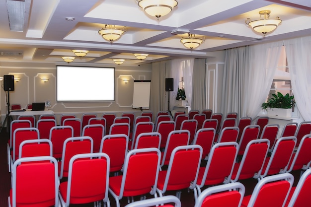 Sala de conferencias con silla roja