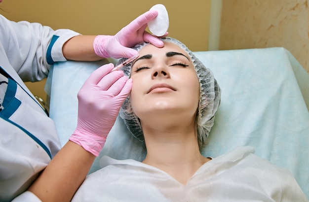 Sala de cosmetología, tratamiento y limpieza de la piel con herrajes, eliminación de las causas de la piel problemática.