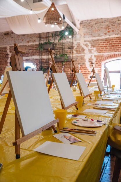 Sala de arte com sala de aula de tela vazia