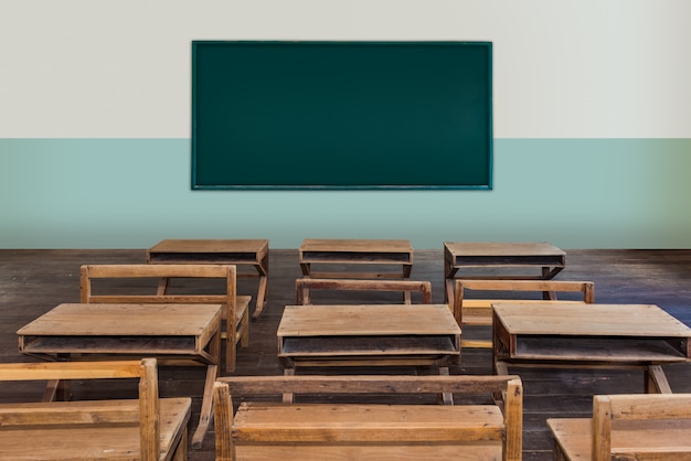 Sala de aula antiga na escola com fileiras de mesas de madeira vazias